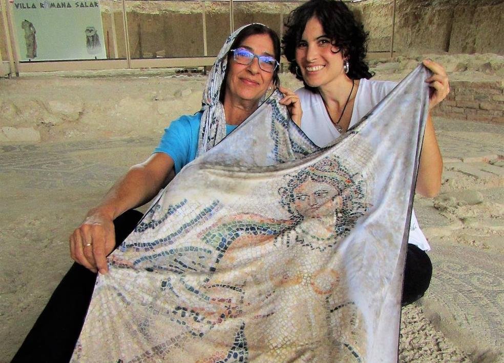 La nereida y otras figuras de la Villa Romana protagonizan unas hermosas pañoletas, cuya venta irá destinada a la asociación ‘Relevos por la Vida contra el Cáncer Juvenil’