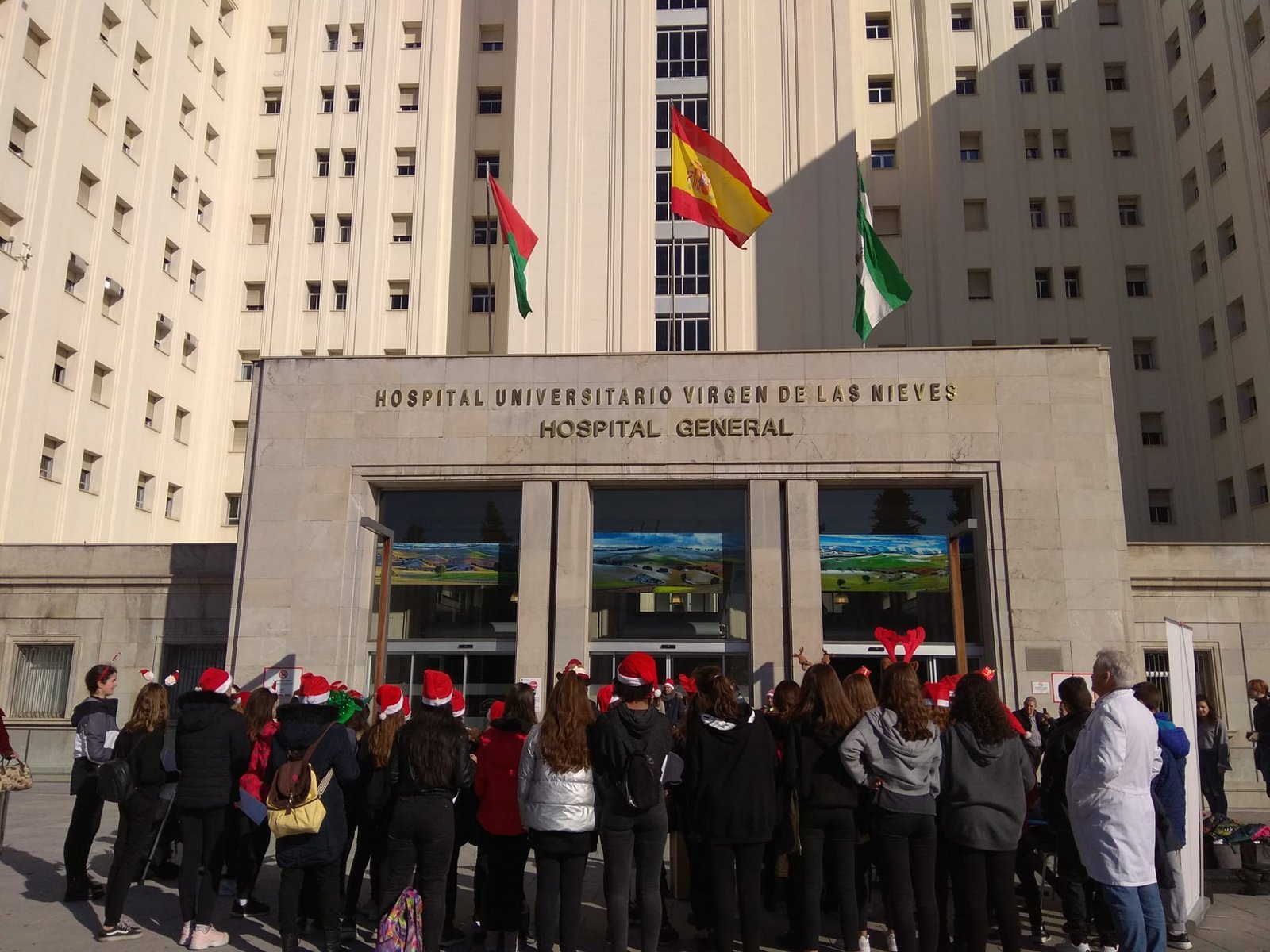 Armilla visita la planta de oncología del Hospital Universitario Virgen de las Nieves.